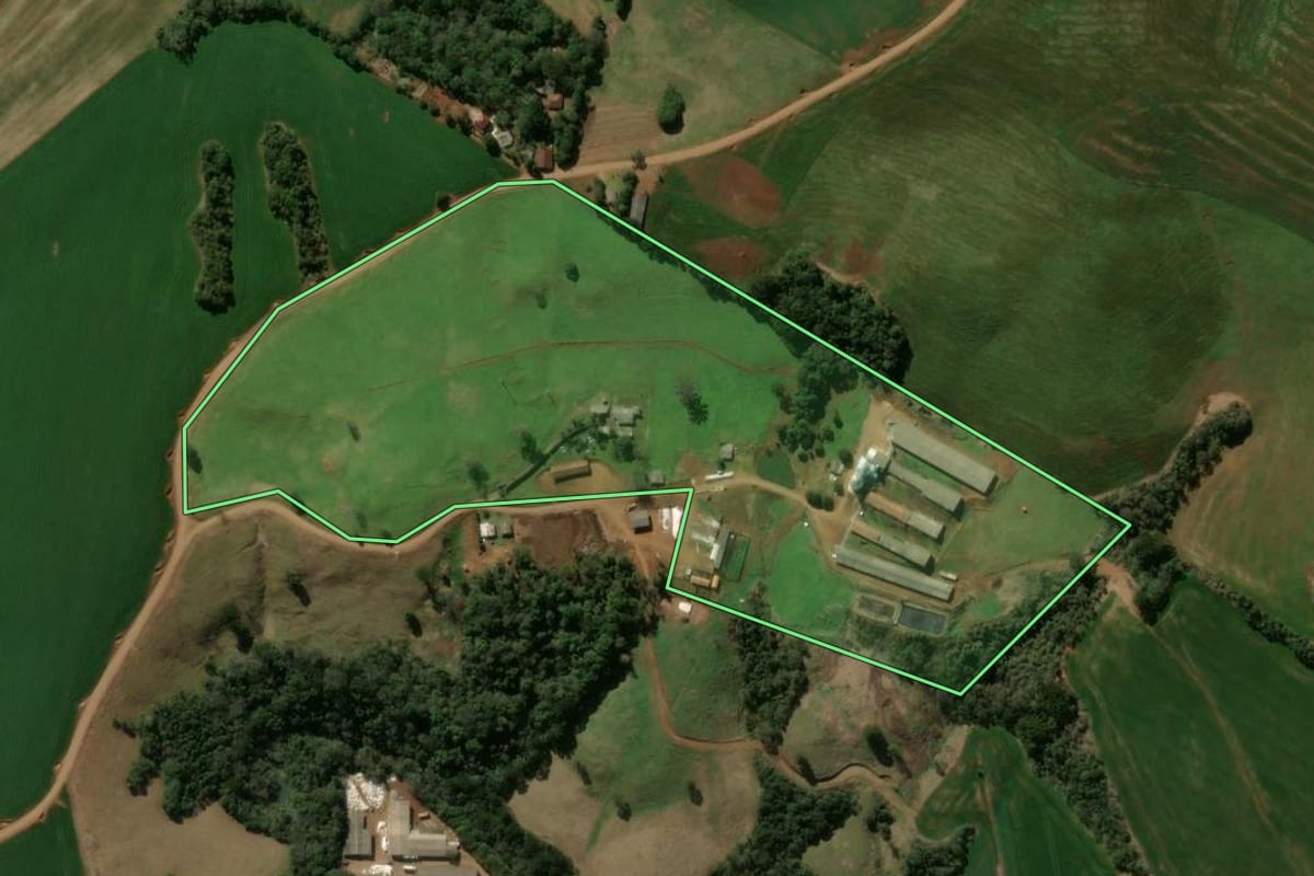 Imagem de satélite do imóvel rural em Pitanga (PR), com o contorno declarado no CAR desenhado por cima.