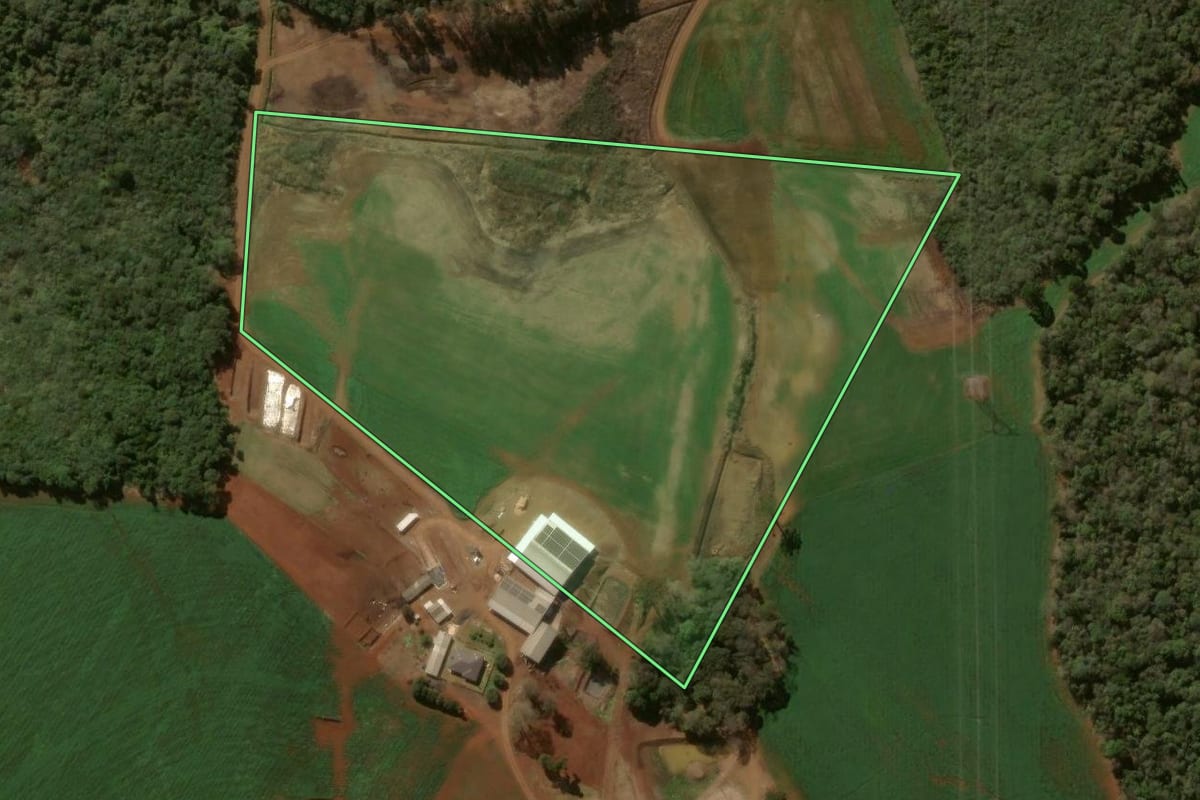 Imagem de satélite do imóvel rural em Pitanga (PR), com o contorno declarado no CAR desenhado por cima.