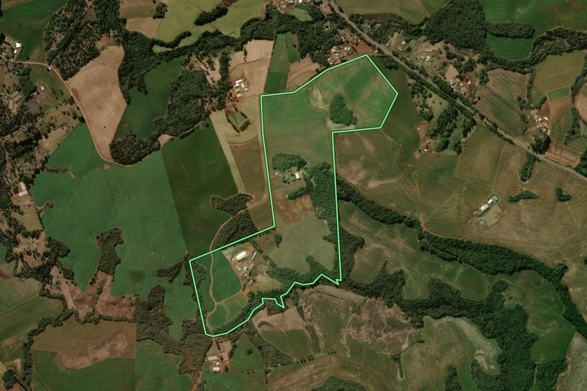 Imagem de satélite do imóvel rural em Pitanga (PR), com o contorno declarado no CAR desenhado por cima.