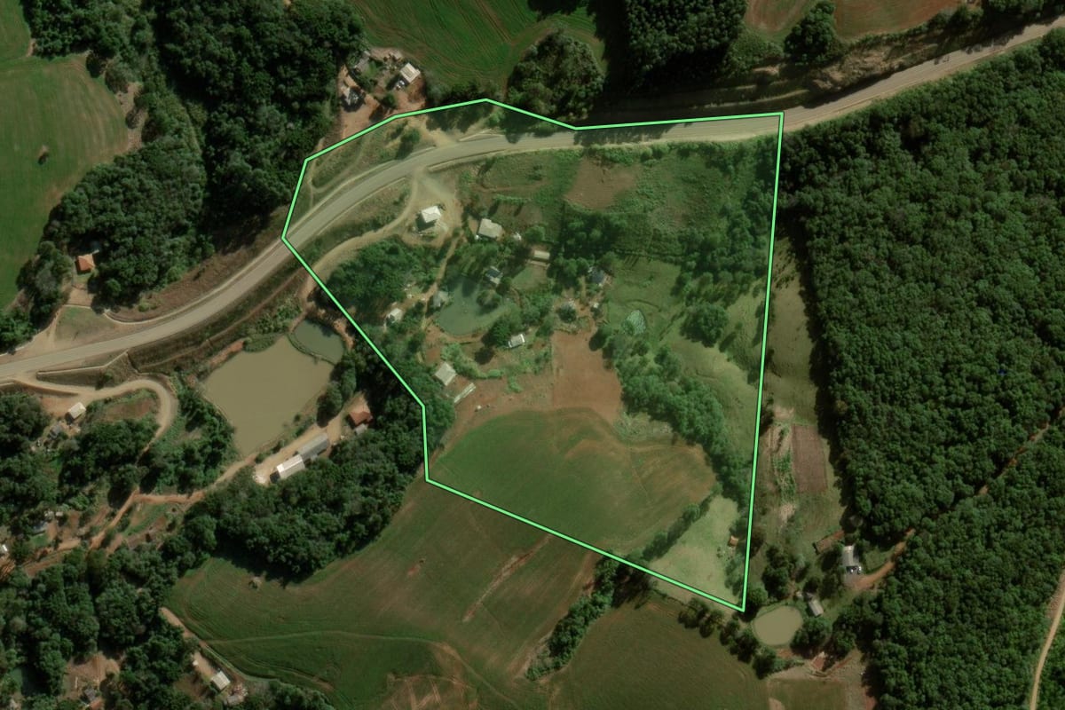 Imagem de satélite do imóvel rural em Pitanga (PR), com o contorno declarado no CAR desenhado por cima.
