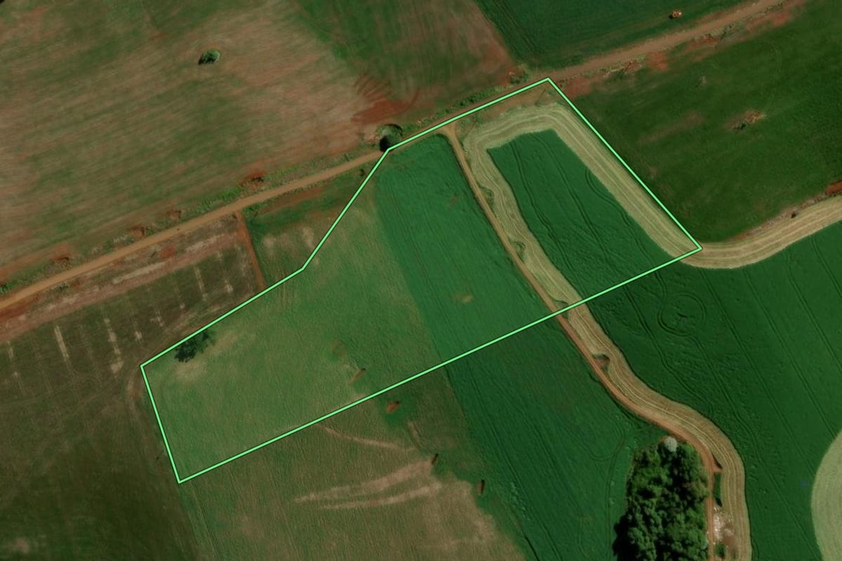 Imagem de satélite do imóvel rural em Pitanga (PR), com o contorno declarado no CAR desenhado por cima.
