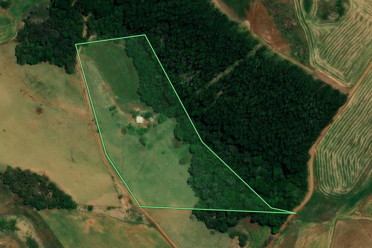 Imagem de satélite do imóvel rural em Pitanga (PR), com o contorno declarado no CAR desenhado por cima.