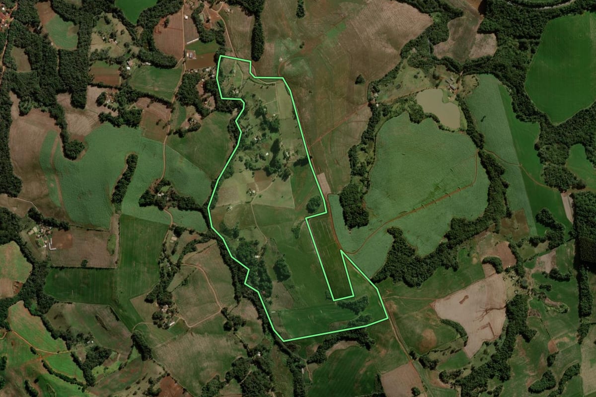 Imagem de satélite do imóvel rural em Pitanga (PR), com o contorno declarado no CAR desenhado por cima.