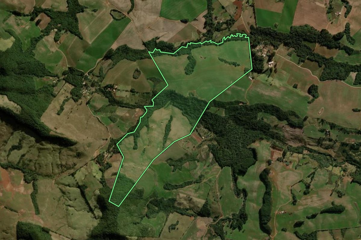 Imagem de satélite do imóvel rural em Pitanga (PR), com o contorno declarado no CAR desenhado por cima.