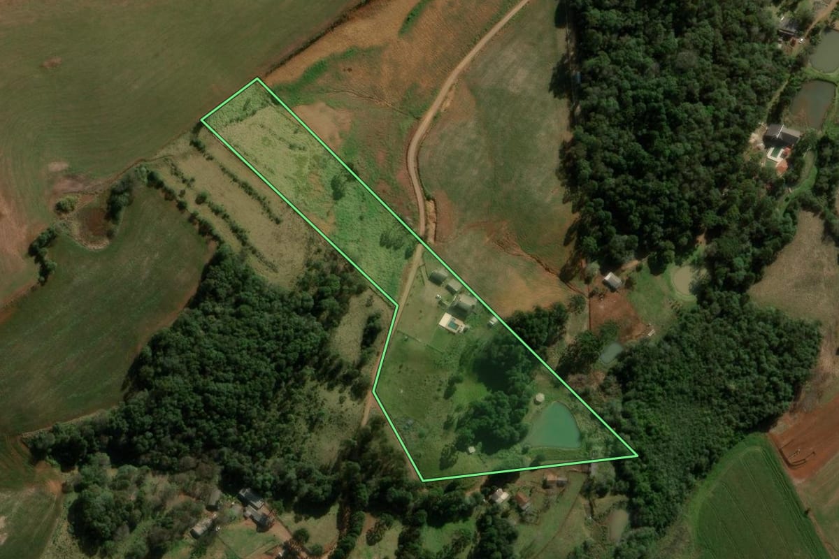 Imagem de satélite do imóvel rural em Pitanga (PR), com o contorno declarado no CAR desenhado por cima.