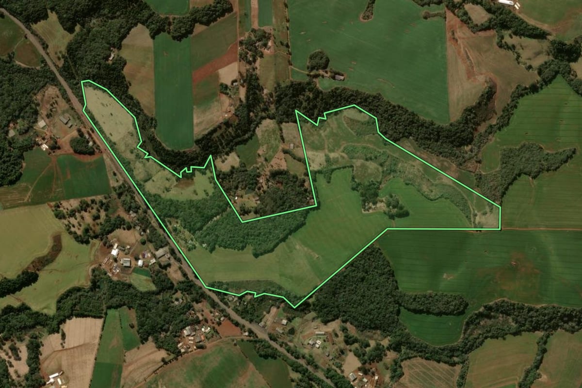 Imagem de satélite do imóvel rural em Pitanga (PR), com o contorno declarado no CAR desenhado por cima.