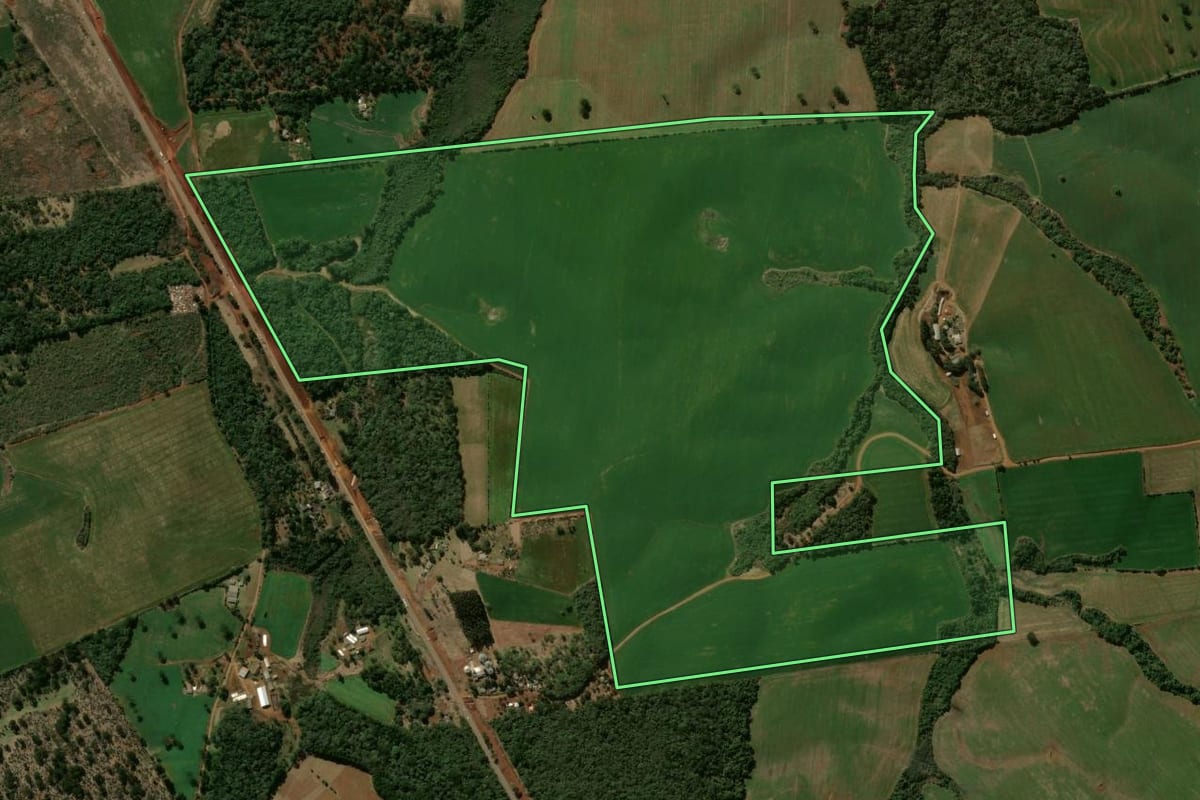 Imagem de satélite do imóvel rural em Pitanga (PR), com o contorno declarado no CAR desenhado por cima.