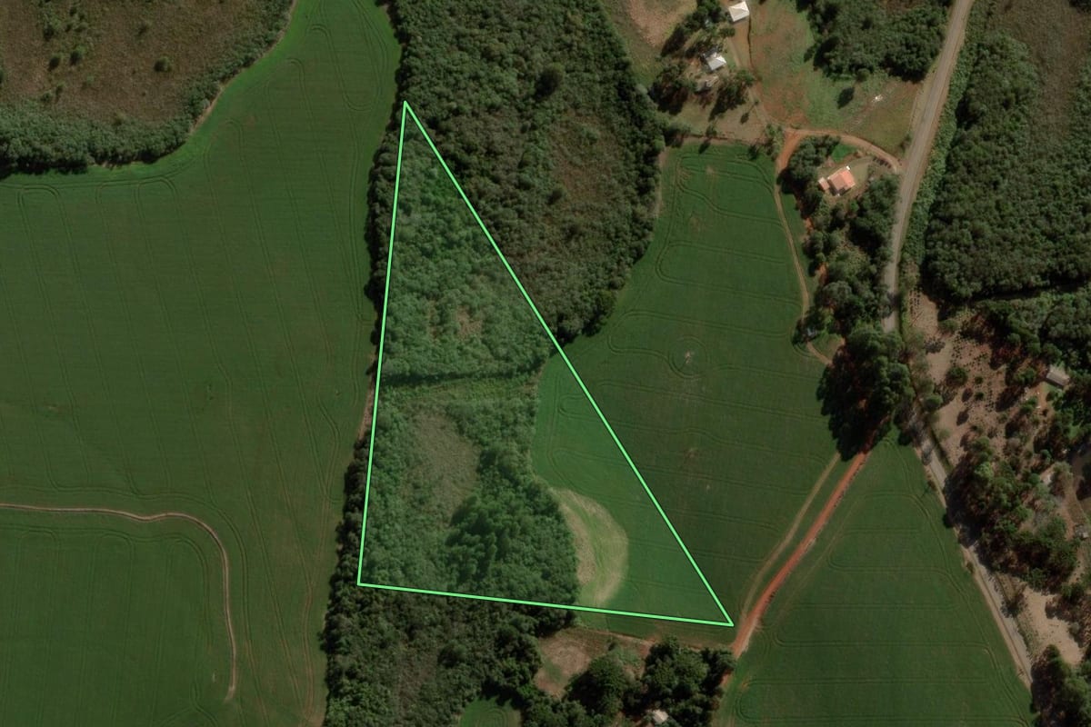 Imagem de satélite do imóvel rural em Pitanga (PR), com o contorno declarado no CAR desenhado por cima.