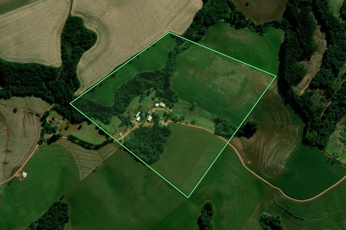 Imagem de satélite do imóvel rural em Pitanga (PR), com o contorno declarado no CAR desenhado por cima.