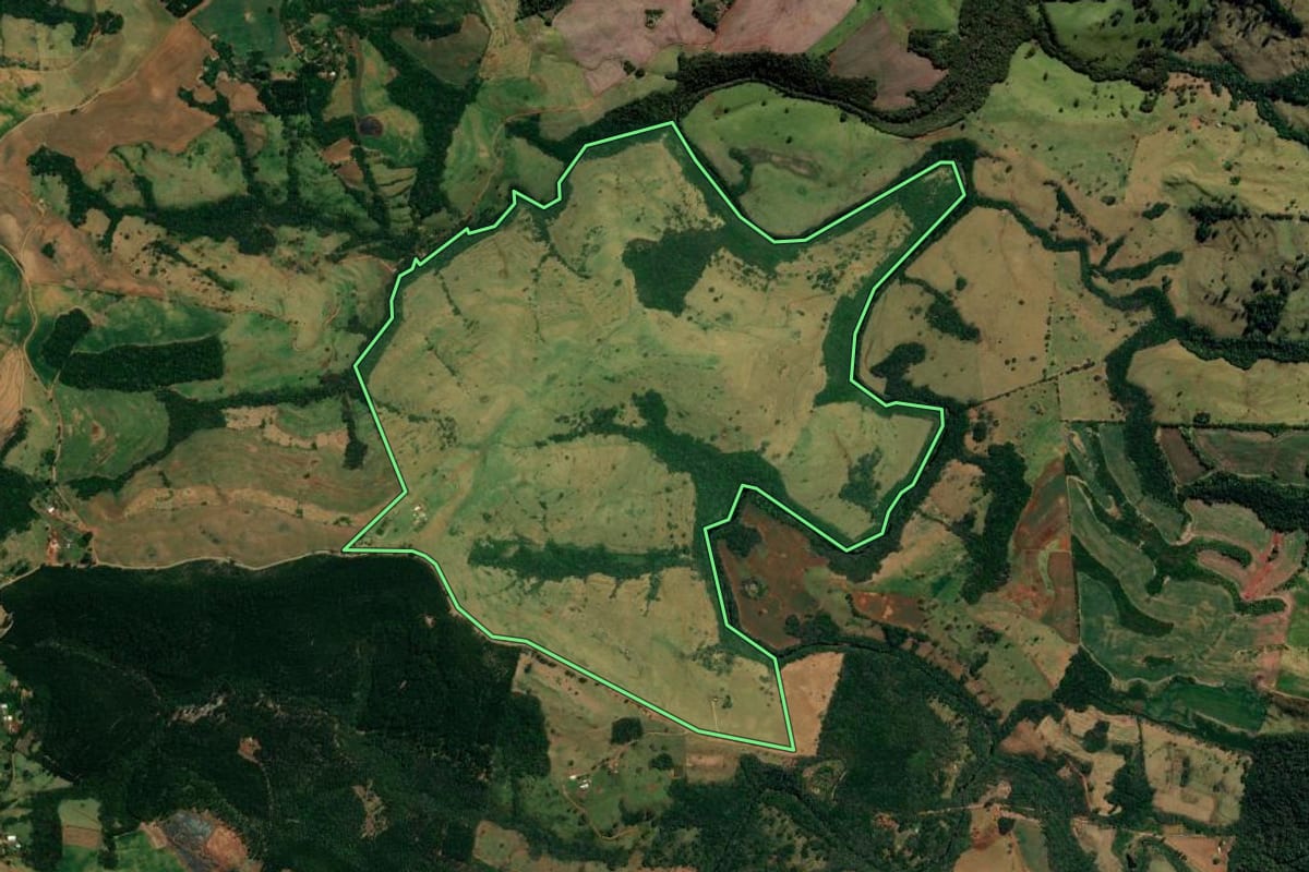 Imagem de satélite do imóvel rural em Pitanga (PR), com o contorno declarado no CAR desenhado por cima.