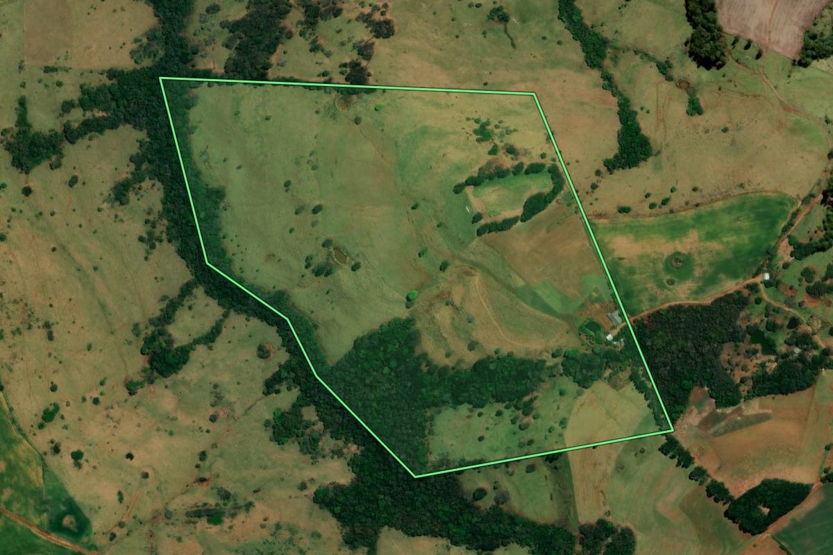 Imagem de satélite do imóvel rural em Pitanga (PR), com o contorno declarado no CAR desenhado por cima.