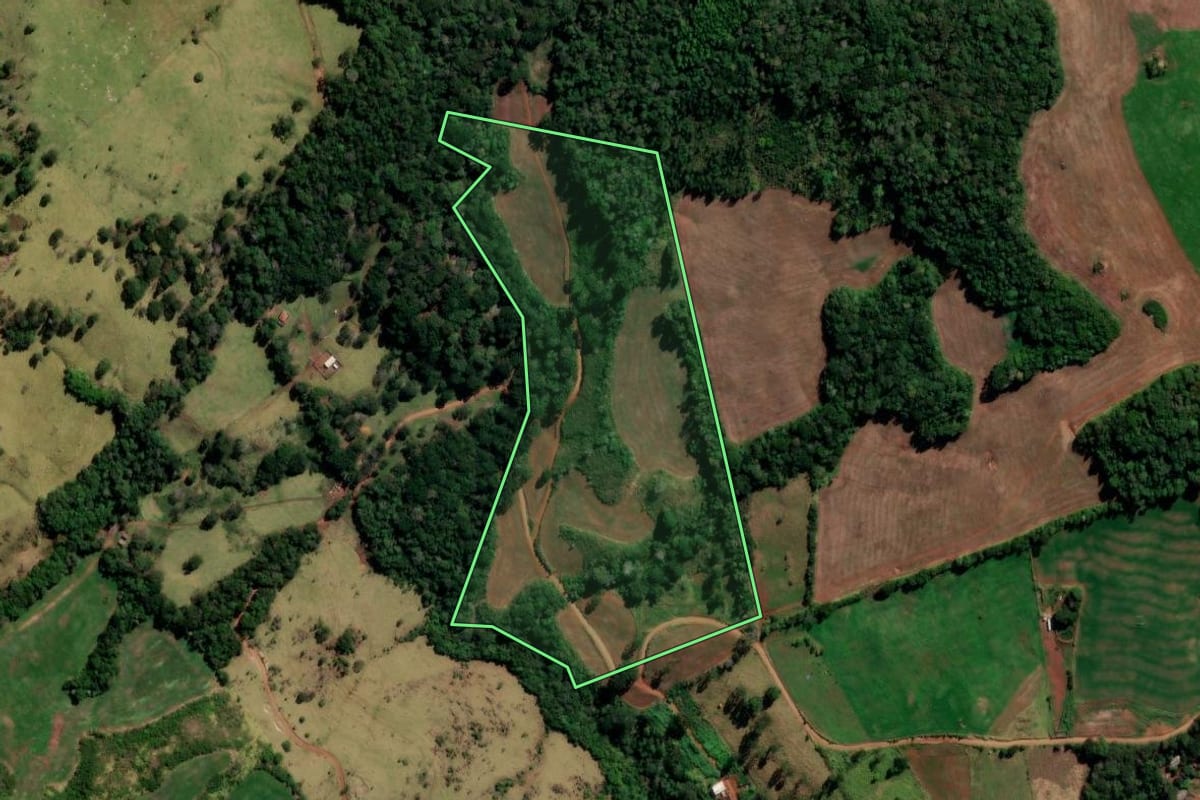 Imagem de satélite do imóvel rural em Pitanga (PR), com o contorno declarado no CAR desenhado por cima.
