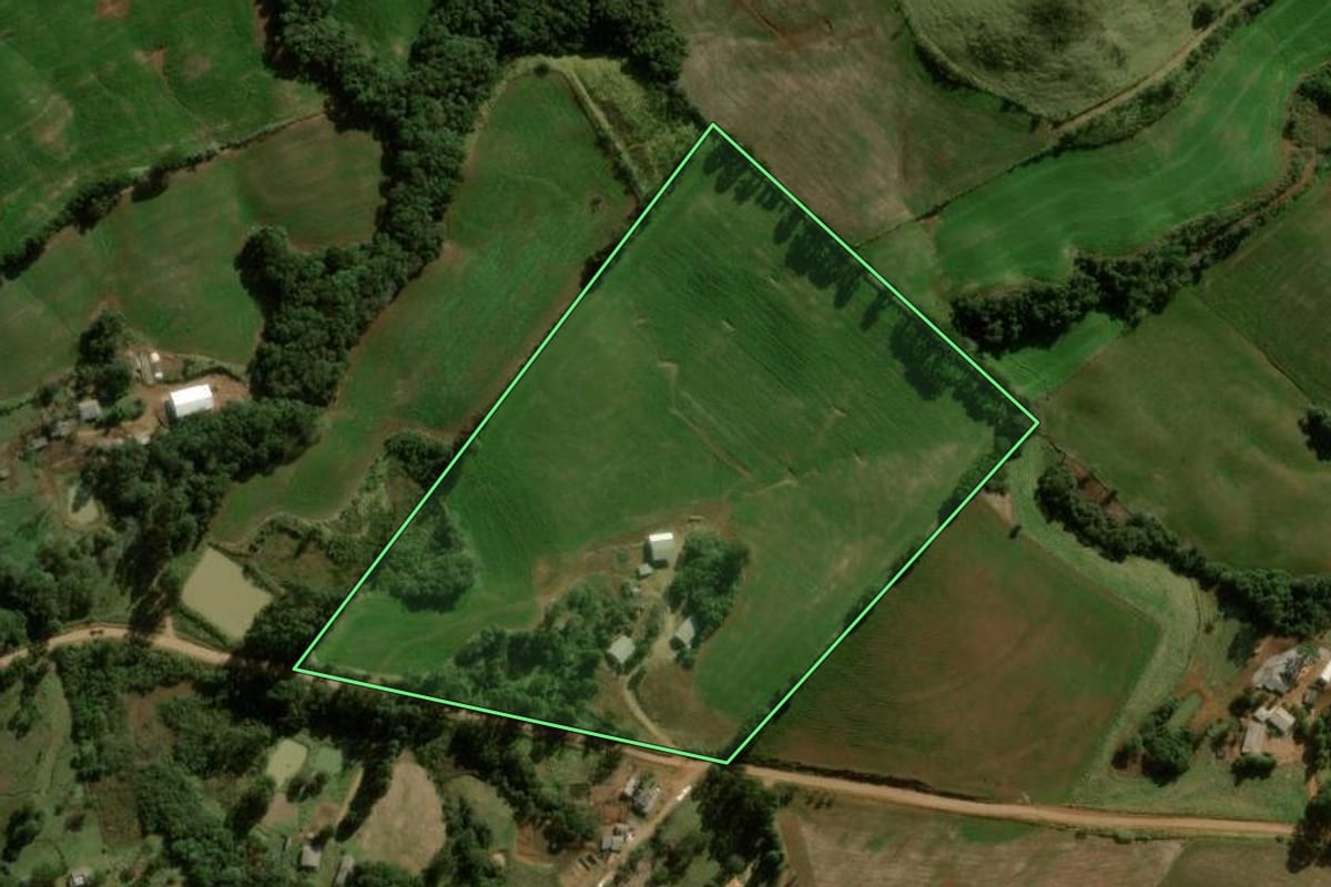 Imagem de satélite do imóvel rural em Pitanga (PR), com o contorno declarado no CAR desenhado por cima.