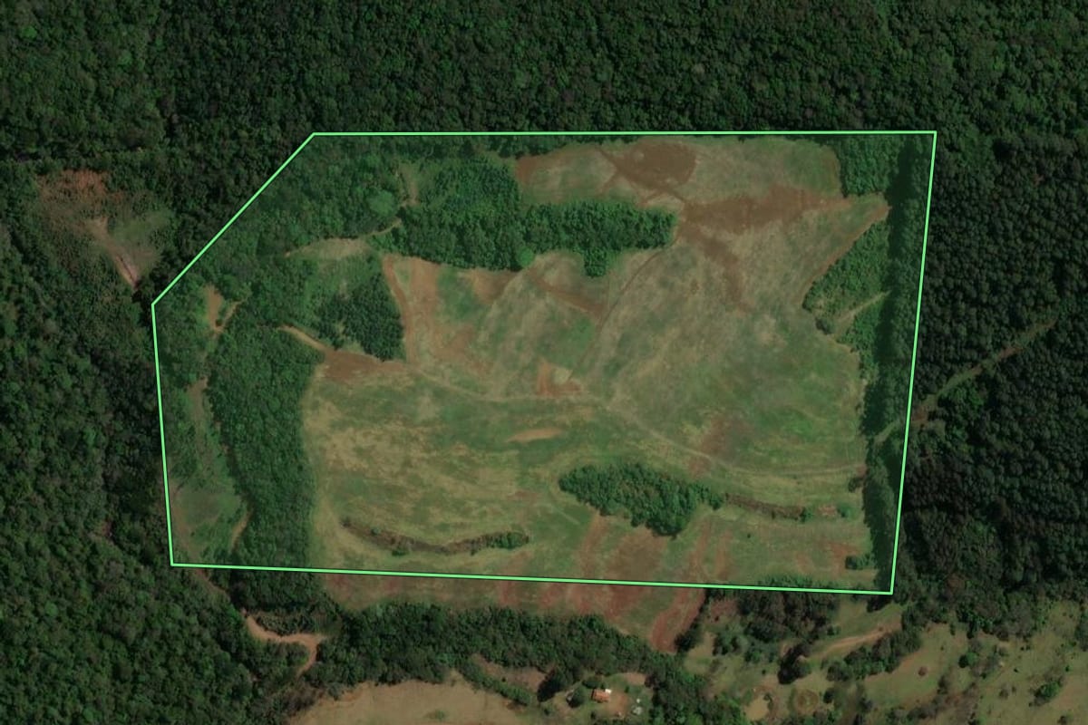 Imagem de satélite do imóvel rural em Pitanga (PR), com o contorno declarado no CAR desenhado por cima.