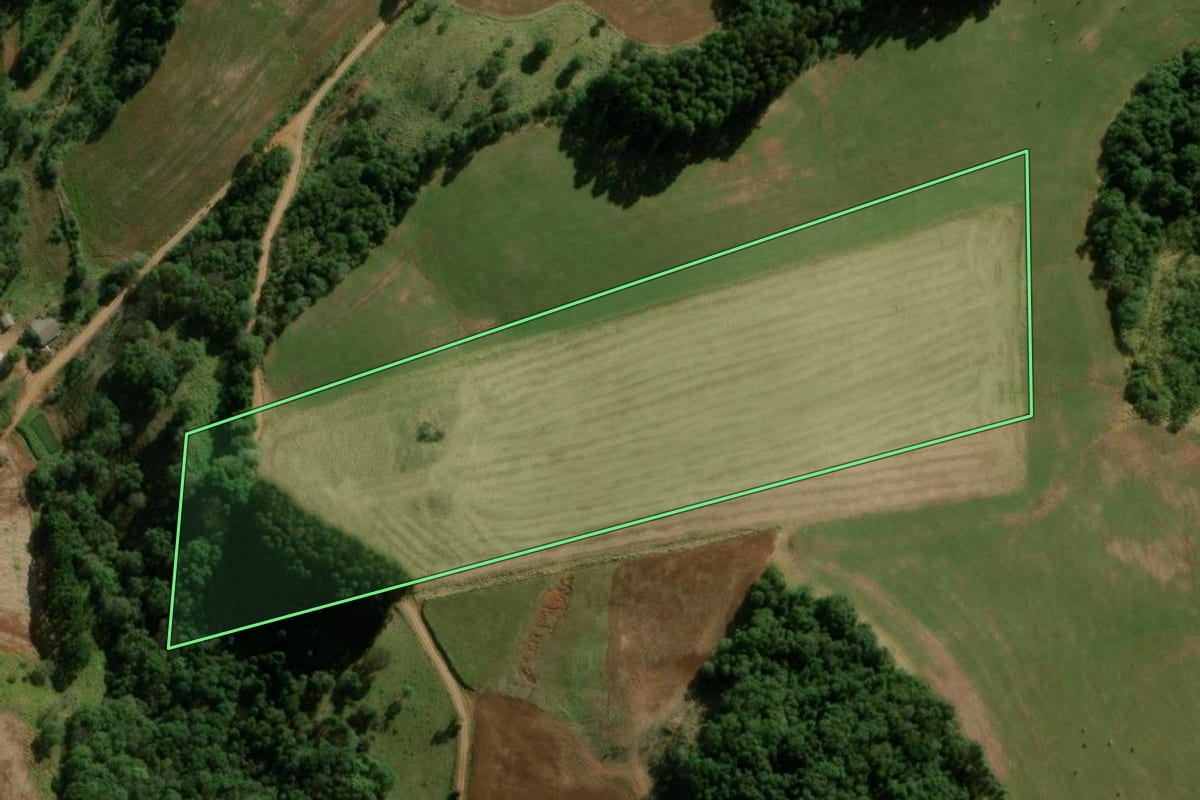 Imagem de satélite do imóvel rural em Pitanga (PR), com o contorno declarado no CAR desenhado por cima.