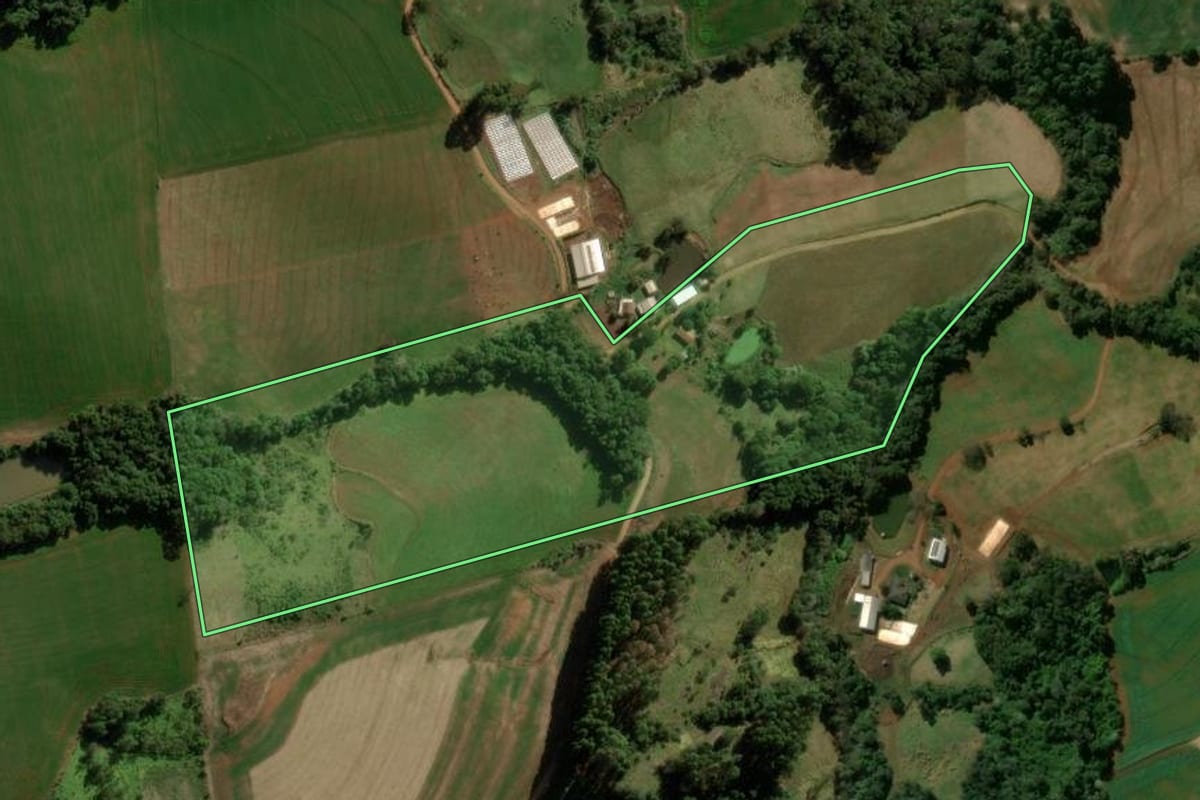 Imagem de satélite do imóvel rural em Pitanga (PR), com o contorno declarado no CAR desenhado por cima.