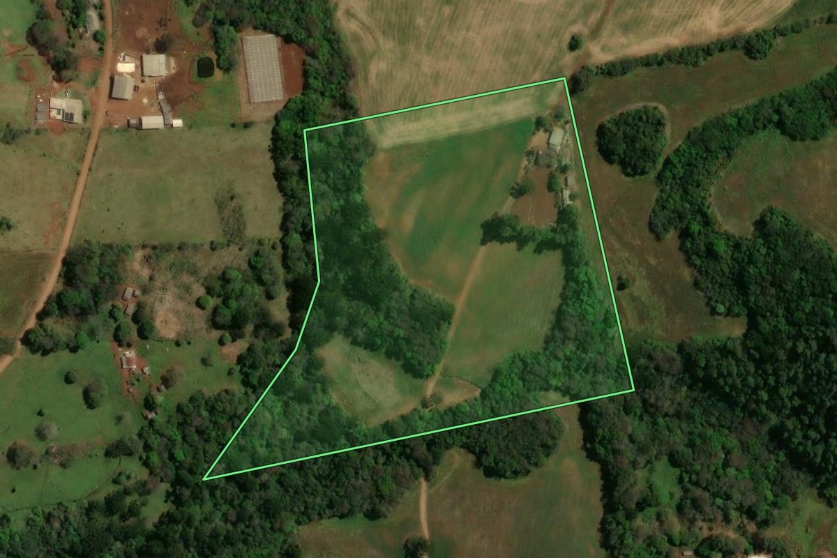 Imagem de satélite do imóvel rural em Pitanga (PR), com o contorno declarado no CAR desenhado por cima.