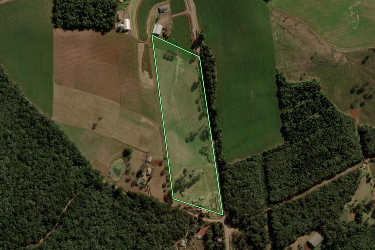 Imagem de satélite do imóvel rural em Pitanga (PR), com o contorno declarado no CAR desenhado por cima.