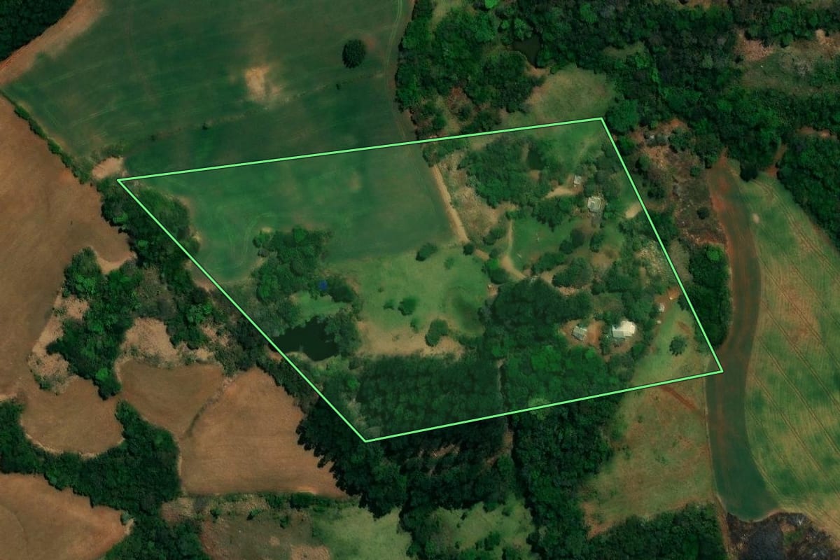 Imagem de satélite do imóvel rural em Pitanga (PR), com o contorno declarado no CAR desenhado por cima.