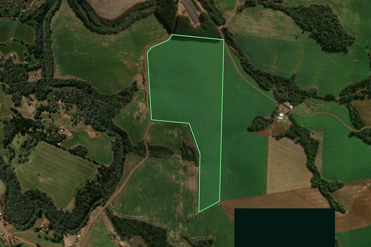 Imagem de satélite do imóvel rural em Pitanga (PR), com o contorno declarado no CAR desenhado por cima.