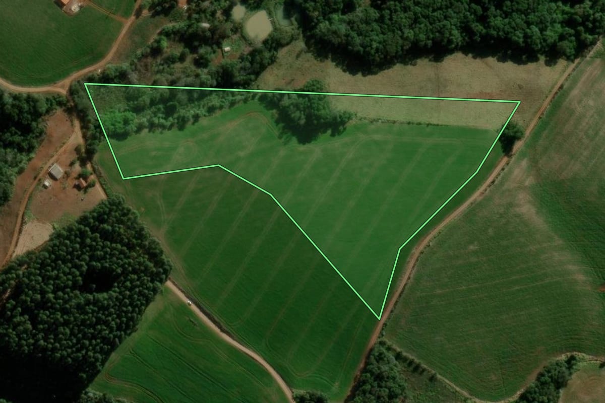 Imagem de satélite do imóvel rural em Pitanga (PR), com o contorno declarado no CAR desenhado por cima.