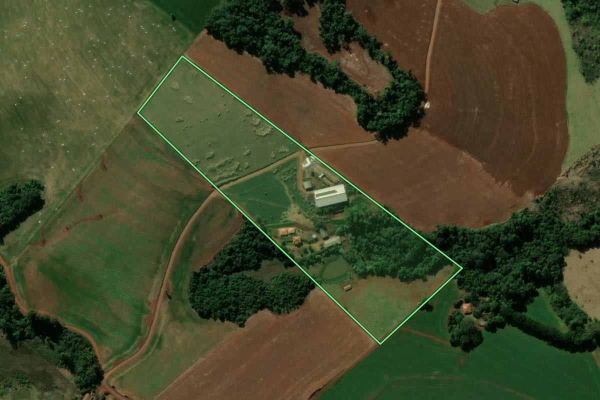 Imagem de satélite do imóvel rural em Pitanga (PR), com o contorno declarado no CAR desenhado por cima.