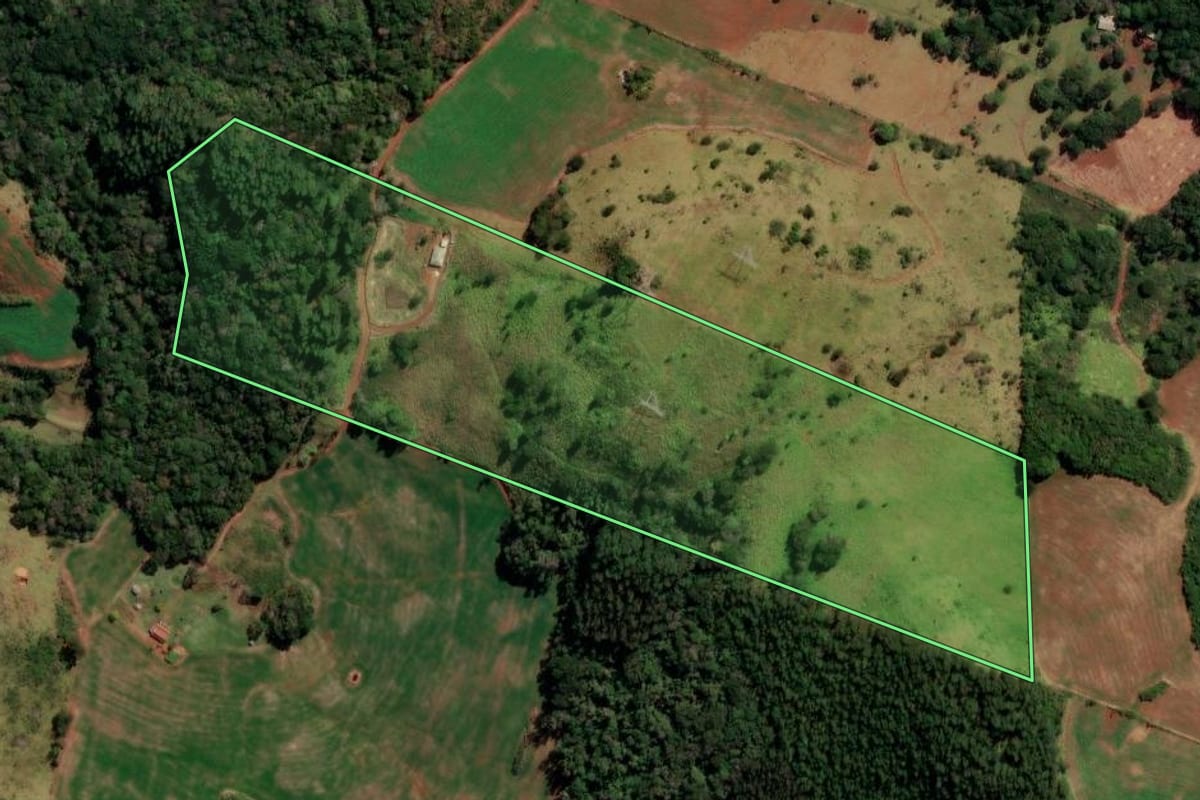 Imagem de satélite do imóvel rural em Pitanga (PR), com o contorno declarado no CAR desenhado por cima.