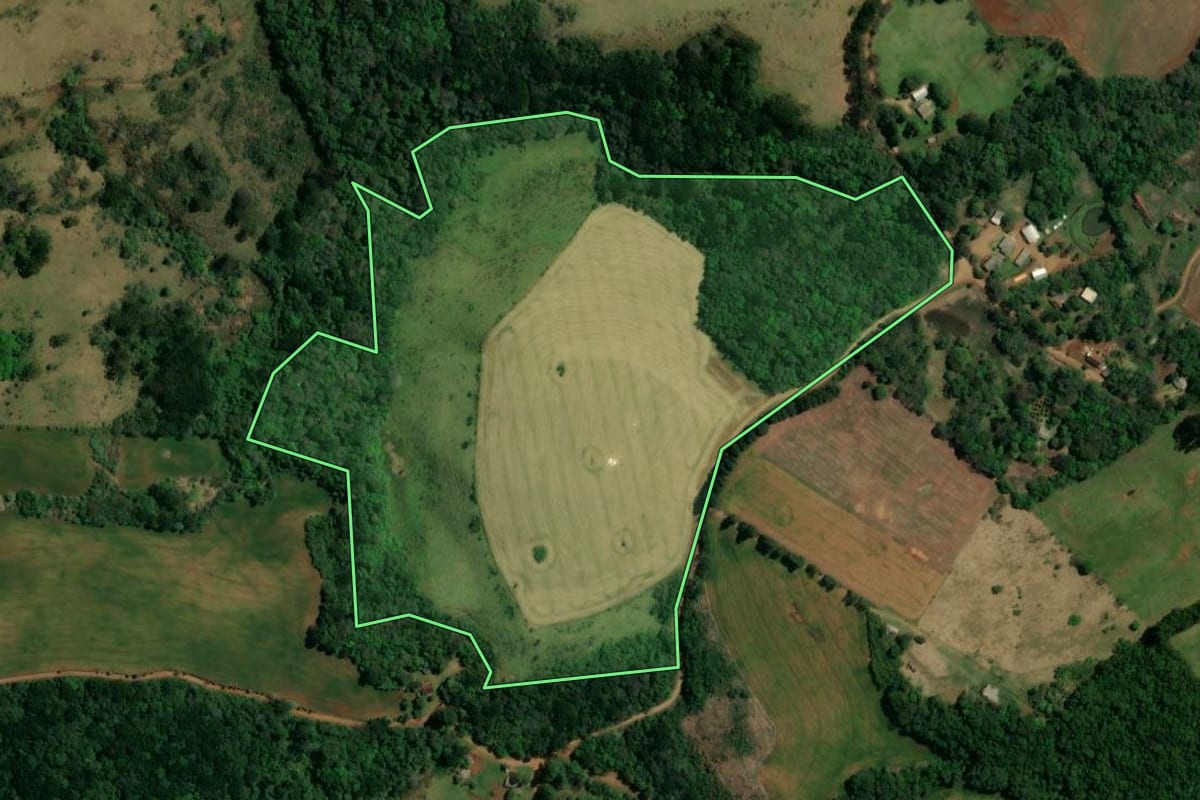 Imagem de satélite do imóvel rural em Pitanga (PR), com o contorno declarado no CAR desenhado por cima.