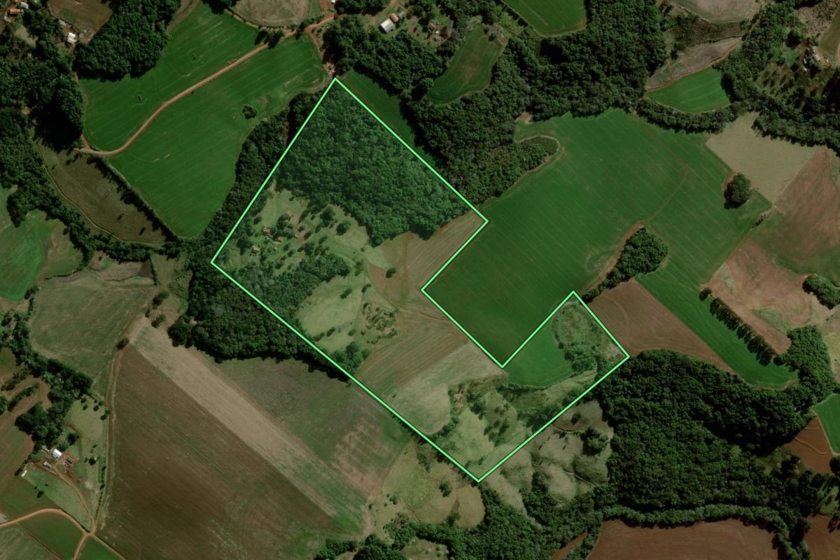 Imagem de satélite do imóvel rural em Pitanga (PR), com o contorno declarado no CAR desenhado por cima.