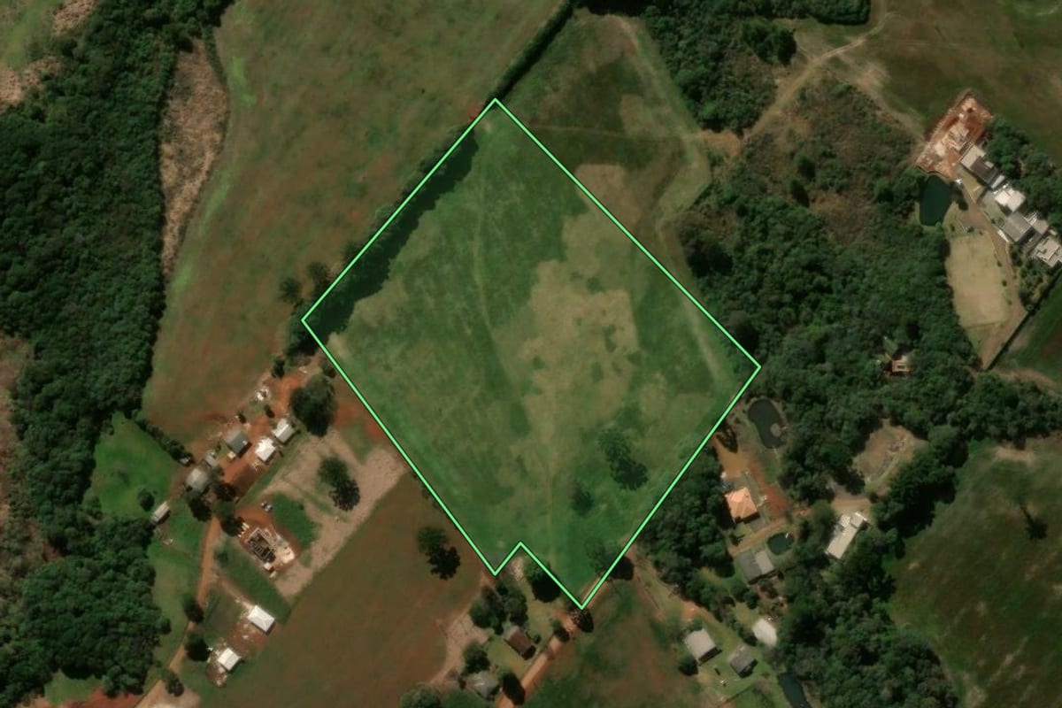 Imagem de satélite do imóvel rural em Pitanga (PR), com o contorno declarado no CAR desenhado por cima.