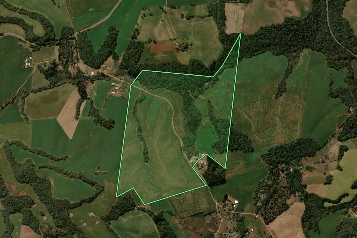 Imagem de satélite do imóvel rural em Pitanga (PR), com o contorno declarado no CAR desenhado por cima.