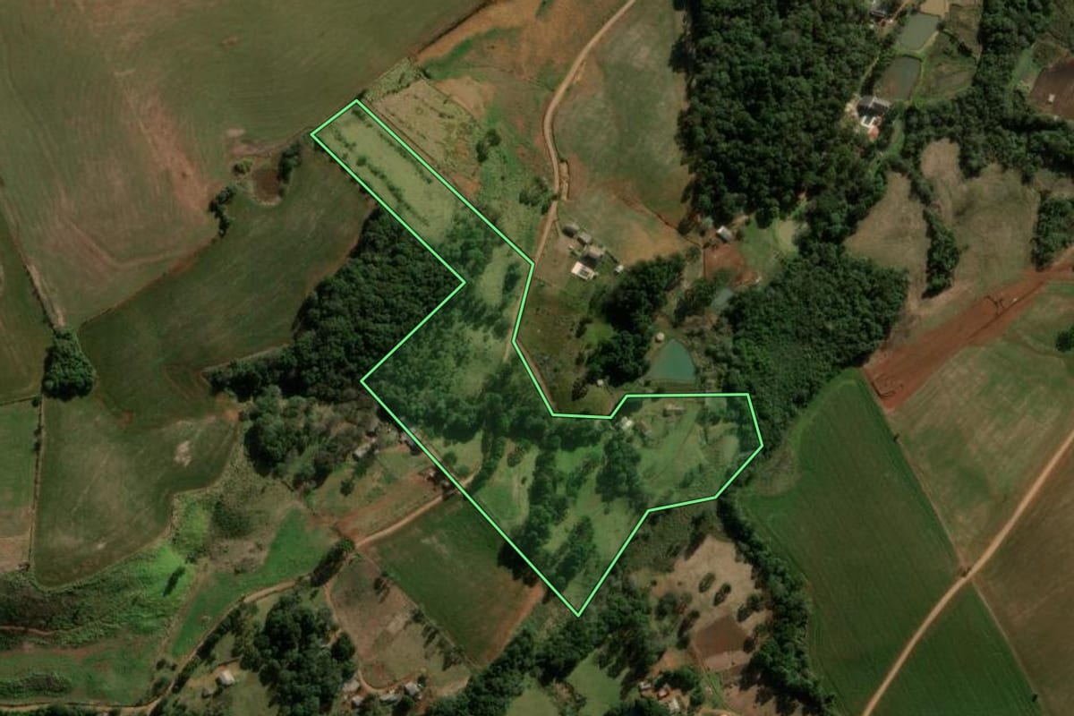 Imagem de satélite do imóvel rural em Pitanga (PR), com o contorno declarado no CAR desenhado por cima.