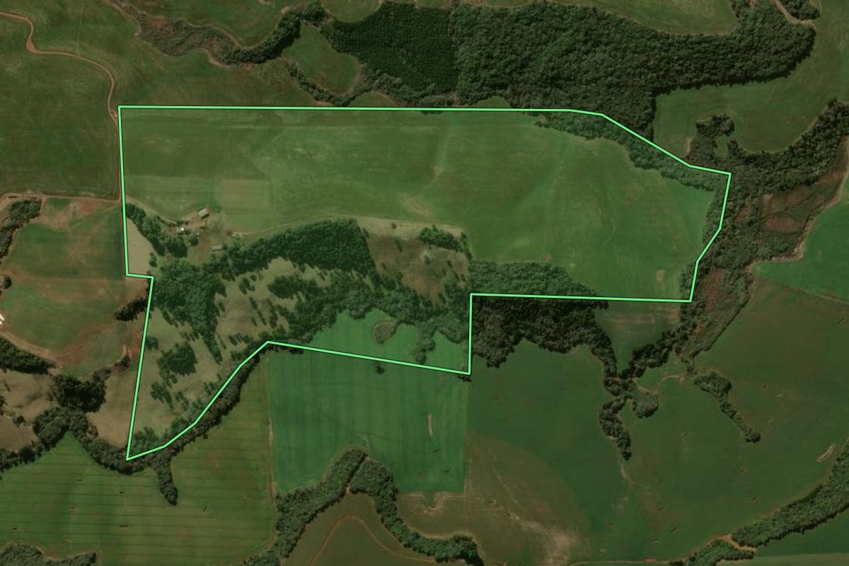Imagem de satélite do imóvel rural em Pitanga (PR), com o contorno declarado no CAR desenhado por cima.