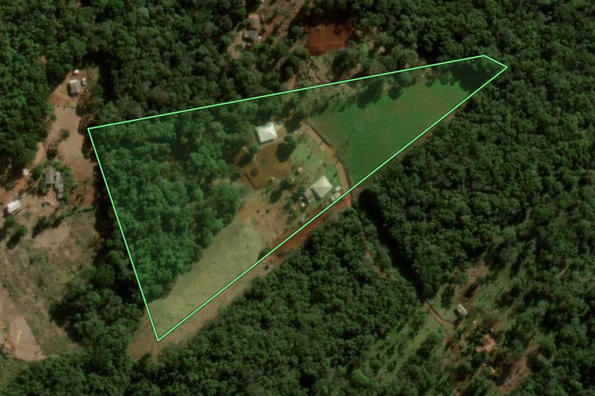 Imagem de satélite do imóvel rural em Pitanga (PR), com o contorno declarado no CAR desenhado por cima.