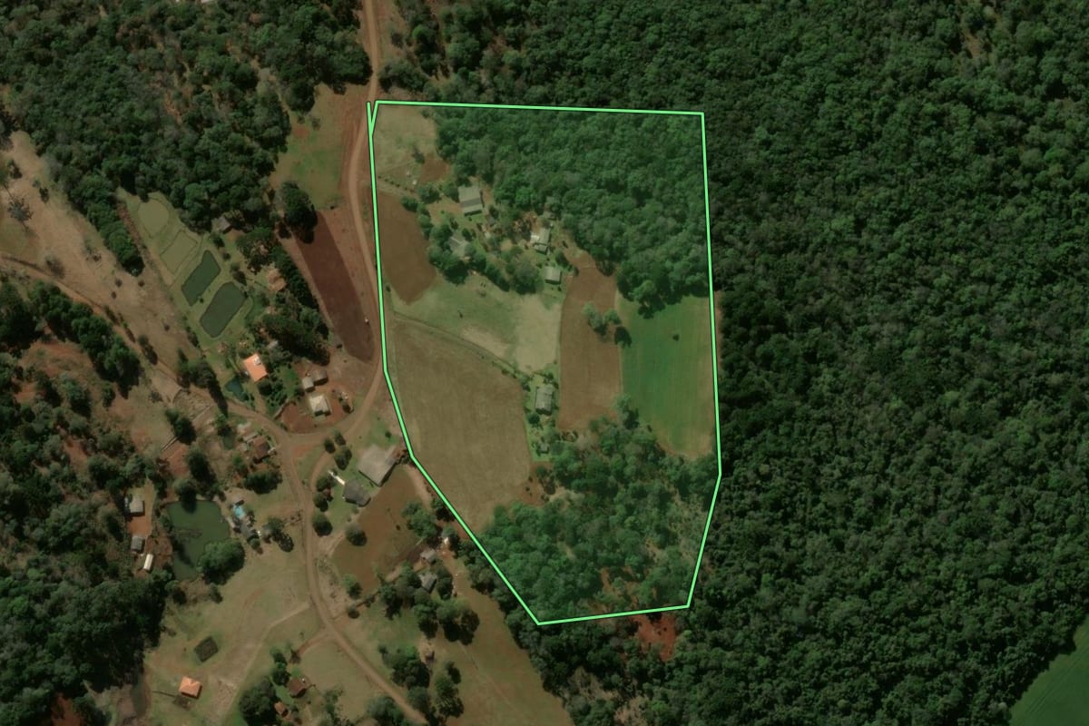 Imagem de satélite do imóvel rural em Pitanga (PR), com o contorno declarado no CAR desenhado por cima.