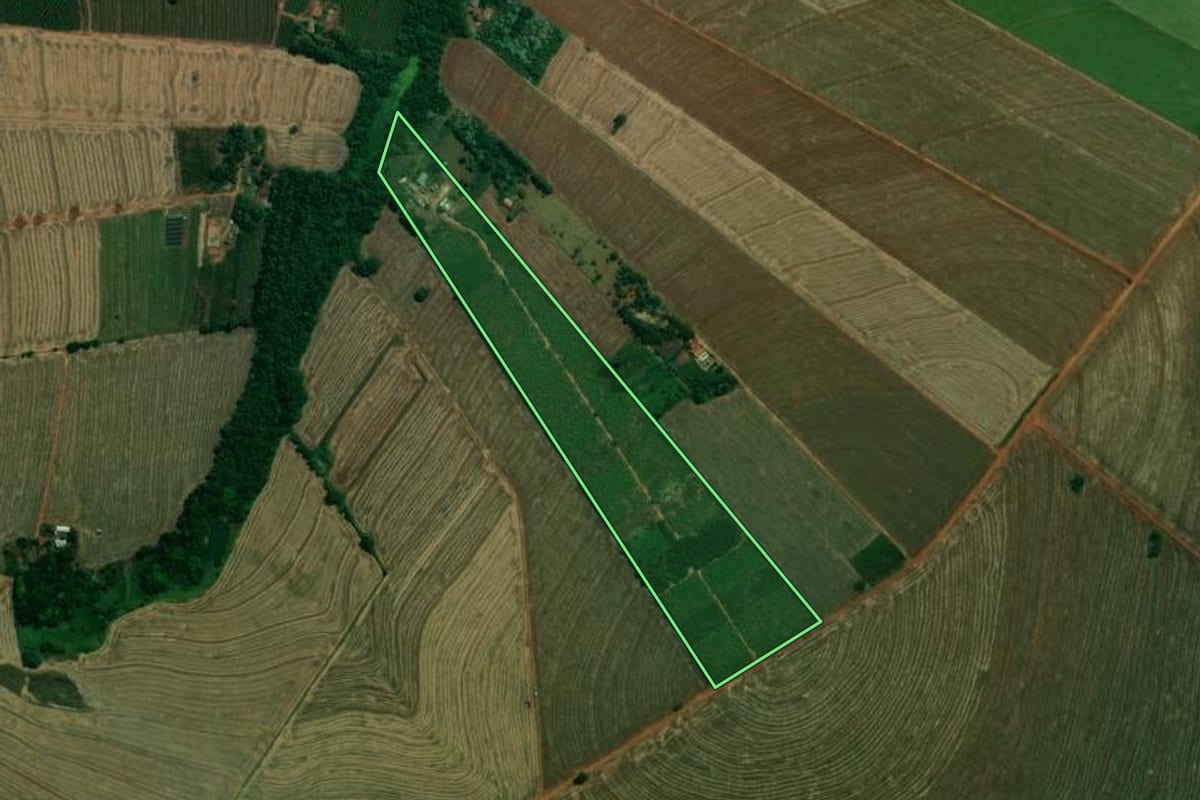 Imagem de satélite do imóvel rural em Pitangueiras (PR), com o contorno declarado no CAR desenhado por cima.