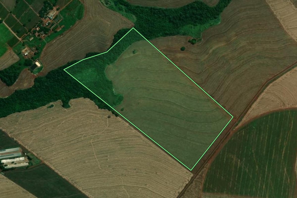 Imagem de satélite do imóvel rural em Pitangueiras (PR), com o contorno declarado no CAR desenhado por cima.
