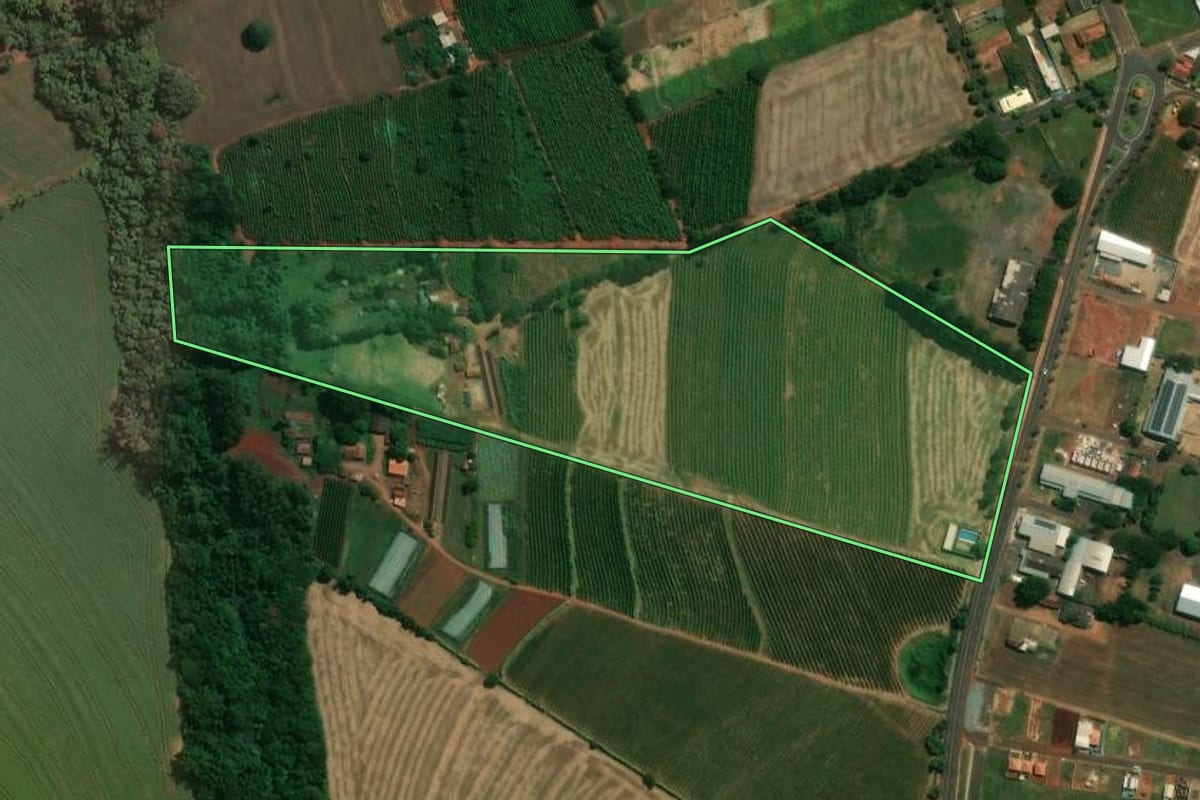 Imagem de satélite do imóvel rural em Pitangueiras (PR), com o contorno declarado no CAR desenhado por cima.