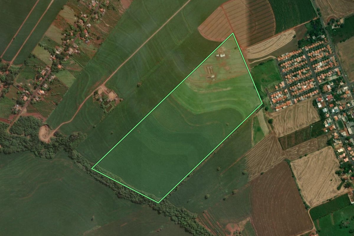 Imagem de satélite do imóvel rural em Pitangueiras (PR), com o contorno declarado no CAR desenhado por cima.