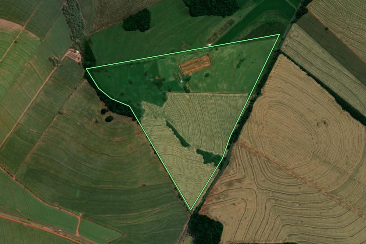 Imagem de satélite do imóvel rural em Pitangueiras (PR), com o contorno declarado no CAR desenhado por cima.
