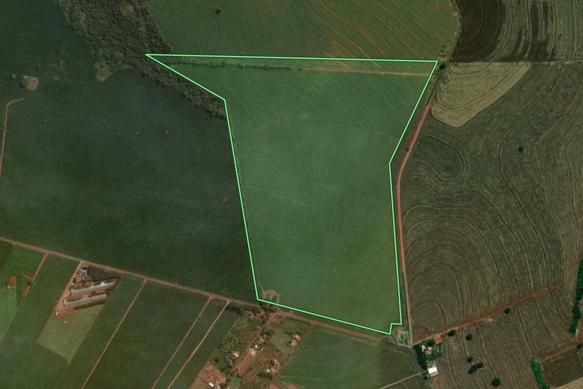 Imagem de satélite do imóvel rural em Pitangueiras (PR), com o contorno declarado no CAR desenhado por cima.