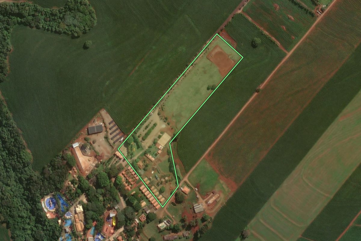 Imagem de satélite do imóvel rural em Pitangueiras (PR), com o contorno declarado no CAR desenhado por cima.