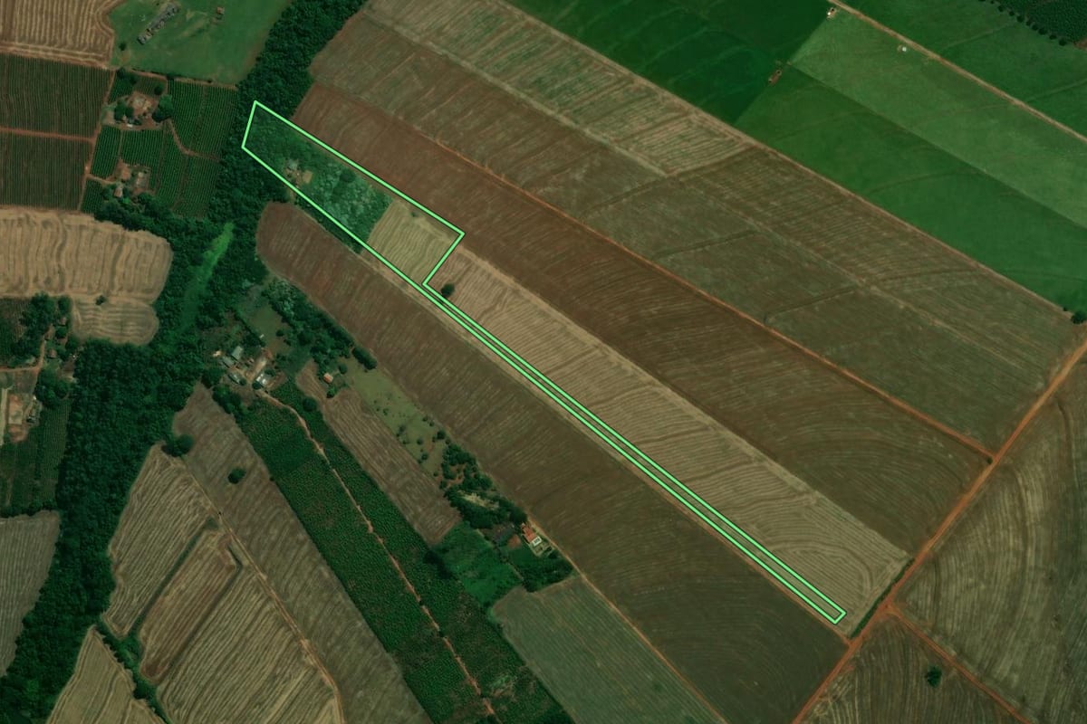 Imagem de satélite do imóvel rural em Pitangueiras (PR), com o contorno declarado no CAR desenhado por cima.