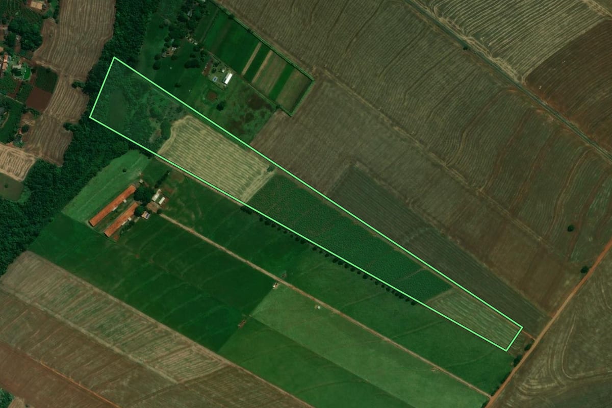 Imagem de satélite do imóvel rural em Pitangueiras (PR), com o contorno declarado no CAR desenhado por cima.