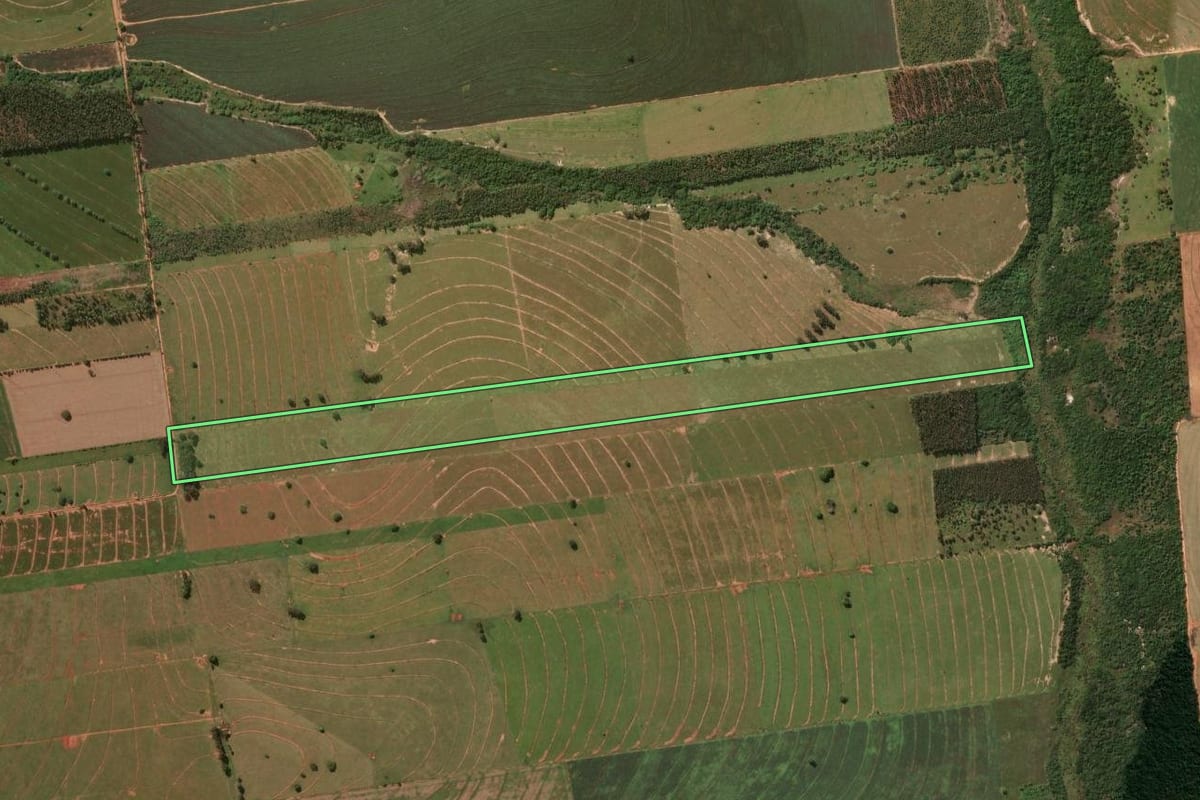 Imagem de satélite do imóvel rural em Planaltina do Paraná (PR), com o contorno declarado no CAR desenhado por cima.