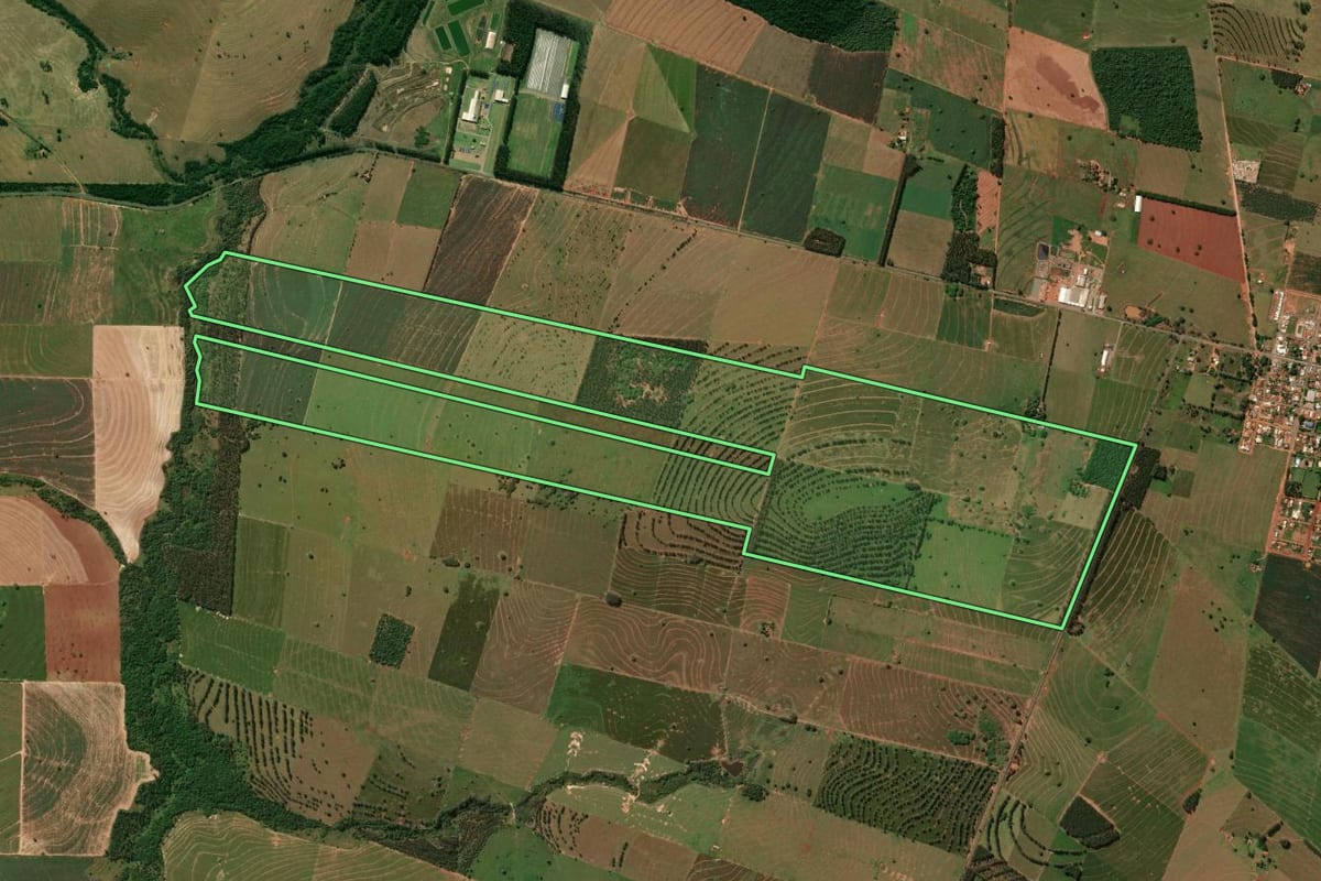 Imagem de satélite do imóvel rural em Planaltina do Paraná (PR), com o contorno declarado no CAR desenhado por cima.