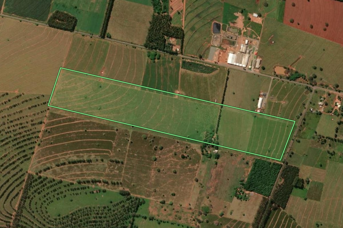 Imagem de satélite do imóvel rural em Planaltina do Paraná (PR), com o contorno declarado no CAR desenhado por cima.