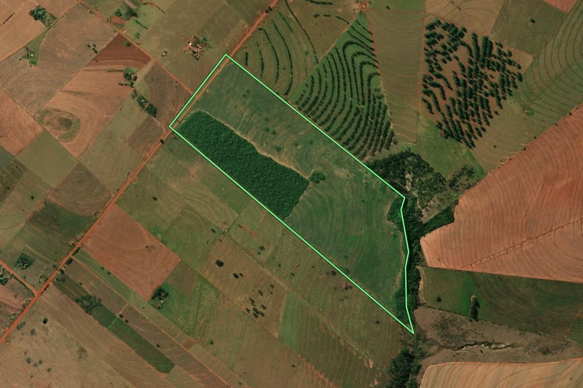 Imagem de satélite do imóvel rural em Planaltina do Paraná (PR), com o contorno declarado no CAR desenhado por cima.