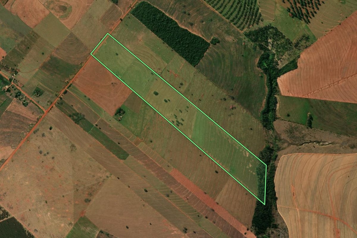Imagem de satélite do imóvel rural em Planaltina do Paraná (PR), com o contorno declarado no CAR desenhado por cima.