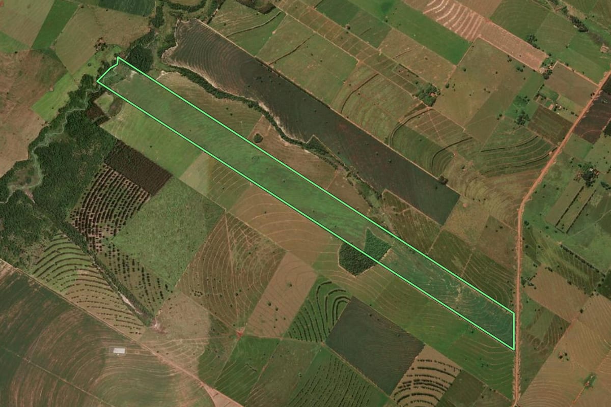 Imagem de satélite do imóvel rural em Planaltina do Paraná (PR), com o contorno declarado no CAR desenhado por cima.